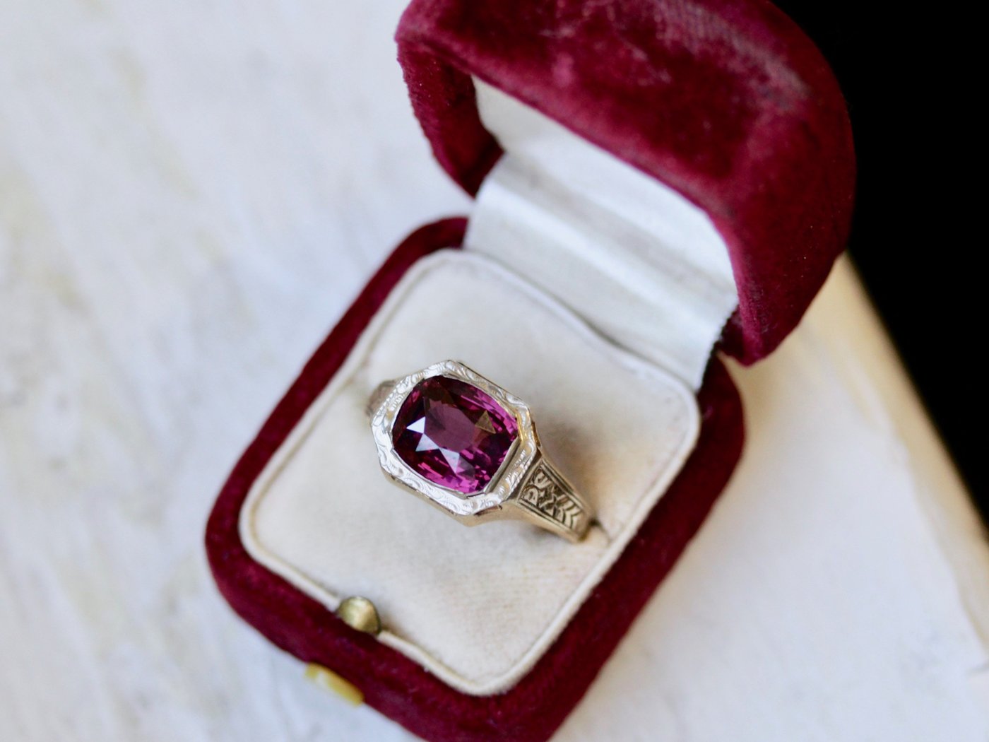 kamera blød nægte Rhodolite Garnet: A Guide to This Pink Gemstone