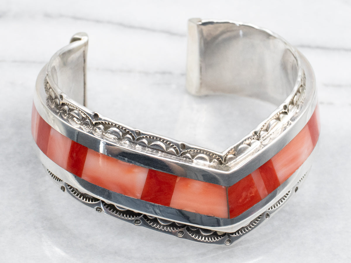 Brazalete de plata de ley con coral y ostras espinosas hecho por Zuni