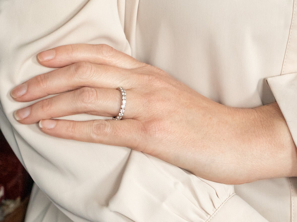 Alianza de boda de oro blanco con diamantes