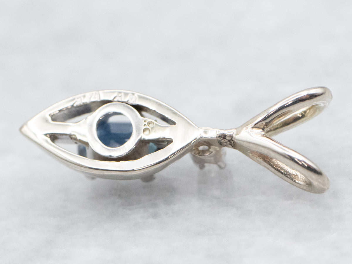 Colgante de oro blanco de 14 quilates con zafiro azul de talla ovalada de 0,35 quilates con detalle de diamante de 0,02 quilates, marco en forma de marquesa y argolla en forma de oreja de conejo