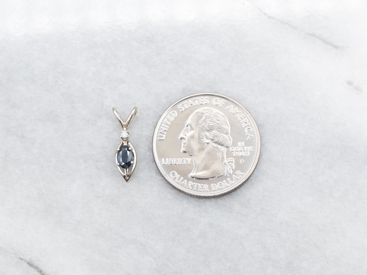 Colgante de oro blanco de 14 quilates con zafiro azul de talla ovalada de 0,35 quilates con detalle de diamante de 0,02 quilates, marco en forma de marquesa y argolla en forma de oreja de conejo