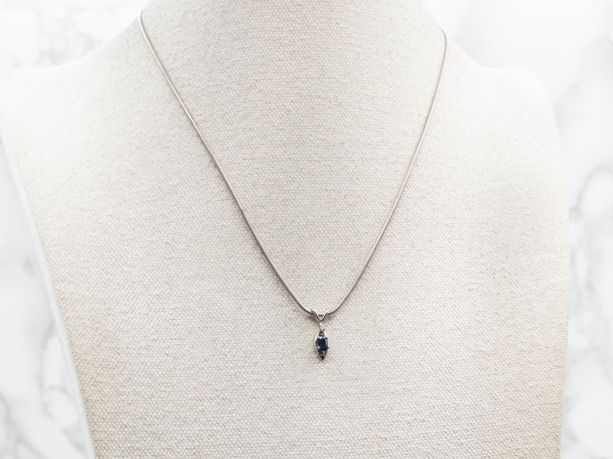 Colgante de oro blanco de 14 quilates con zafiro azul de talla ovalada de 0,35 quilates con detalle de diamante de 0,02 quilates, marco en forma de marquesa y argolla en forma de oreja de conejo