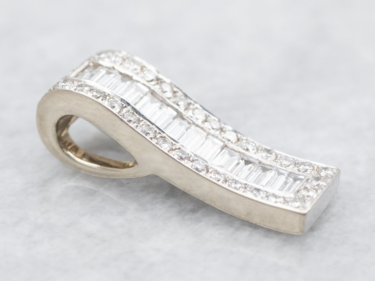Colgante de barra ondulada con diamantes de talla múltiple en oro blanco de 14 quilates
