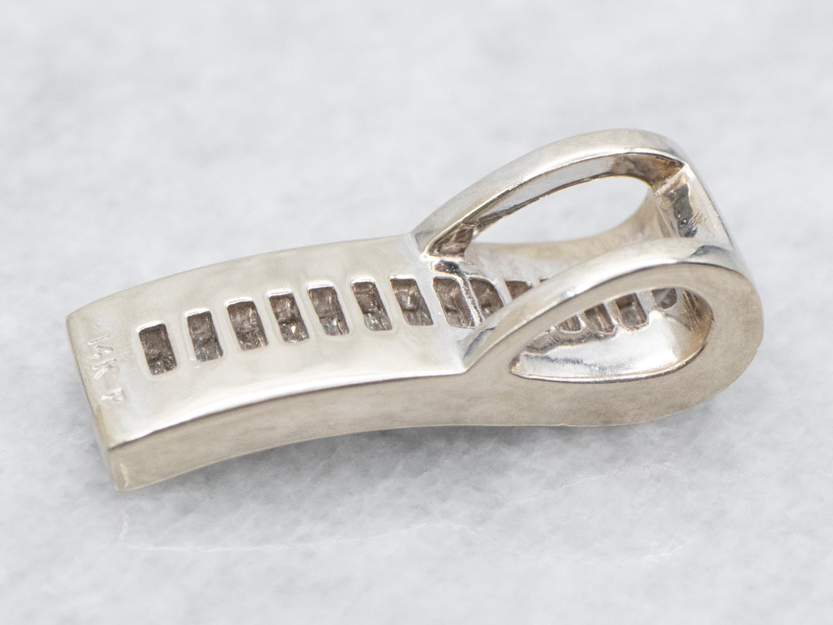 Colgante de barra ondulada con diamantes de talla múltiple en oro blanco de 14 quilates
