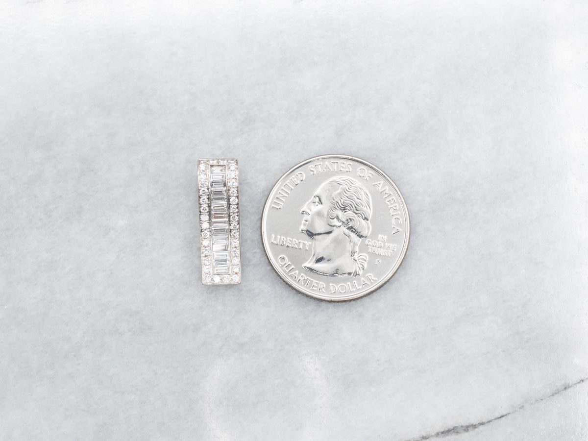 Colgante de barra ondulada con diamantes de talla múltiple en oro blanco de 14 quilates