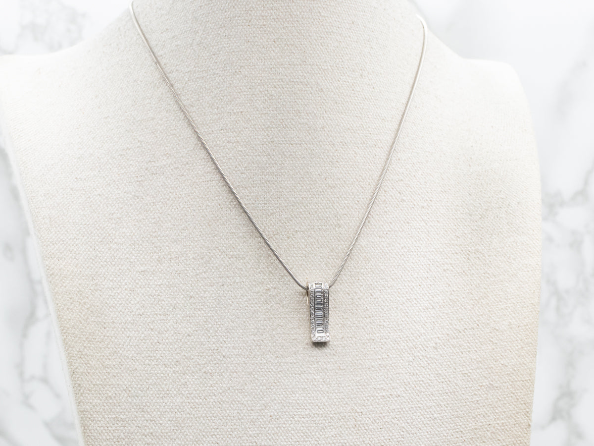 Colgante de barra ondulada con diamantes de talla múltiple en oro blanco de 14 quilates