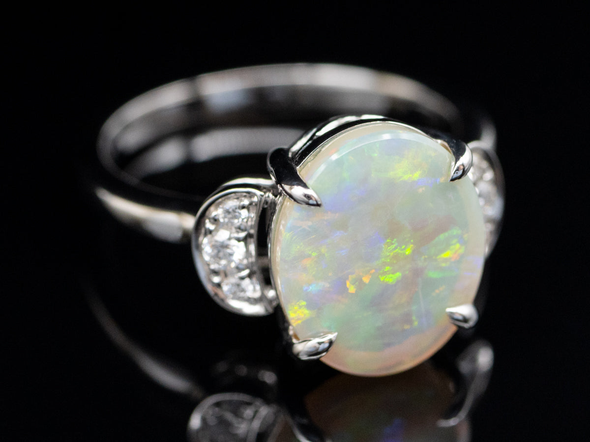 Anillo con detalles de diamantes y ópalo en oro blanco de 14 quilates