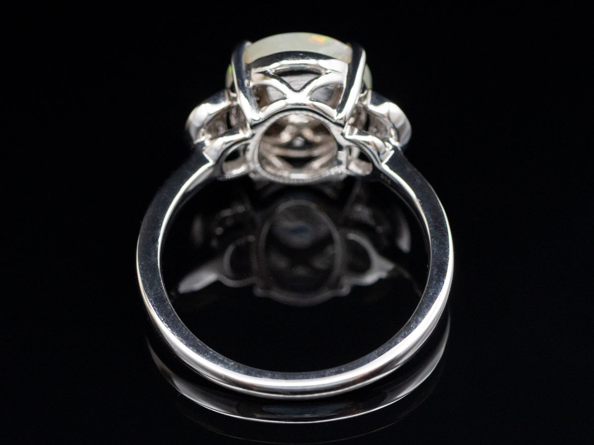 Anillo con detalles de diamantes y ópalo en oro blanco de 14 quilates