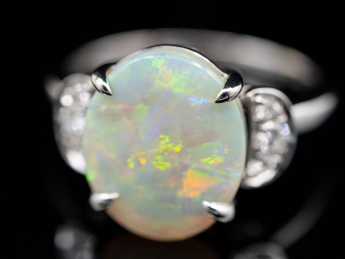 Anillo con detalles de diamantes y ópalo en oro blanco de 14 quilates