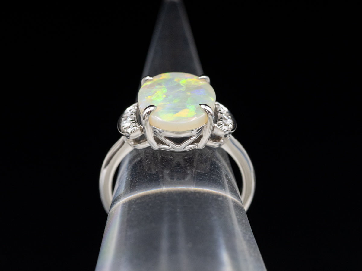 Anillo con detalles de diamantes y ópalo en oro blanco de 14 quilates