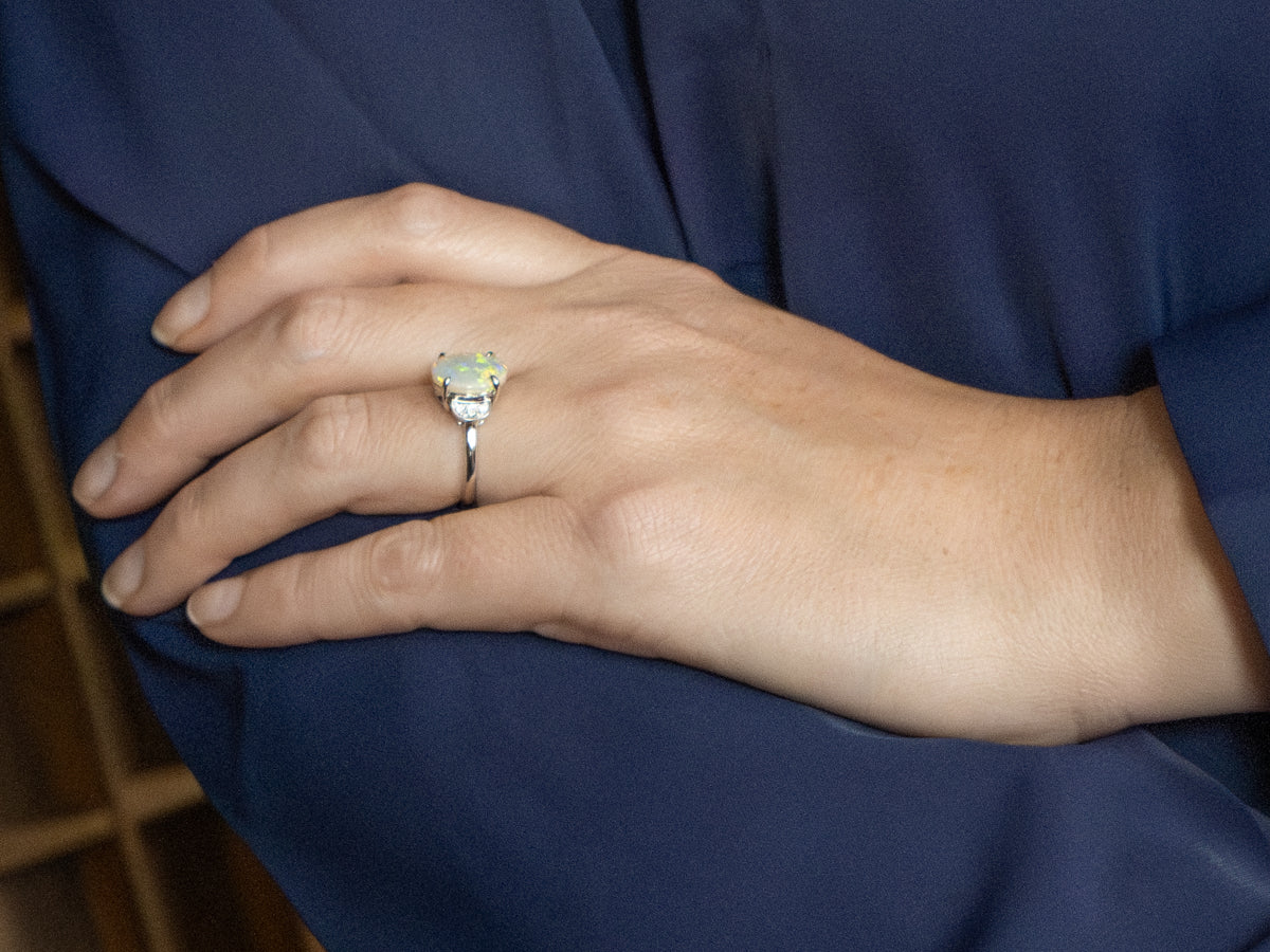 Anillo con detalles de diamantes y ópalo en oro blanco de 14 quilates