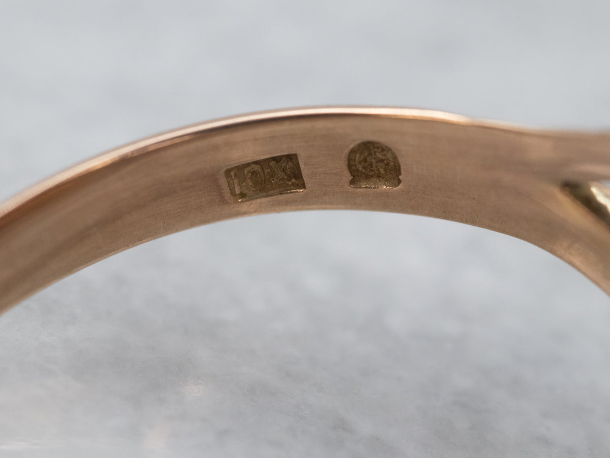 Anillo solitario de granate piropo con talla cojín