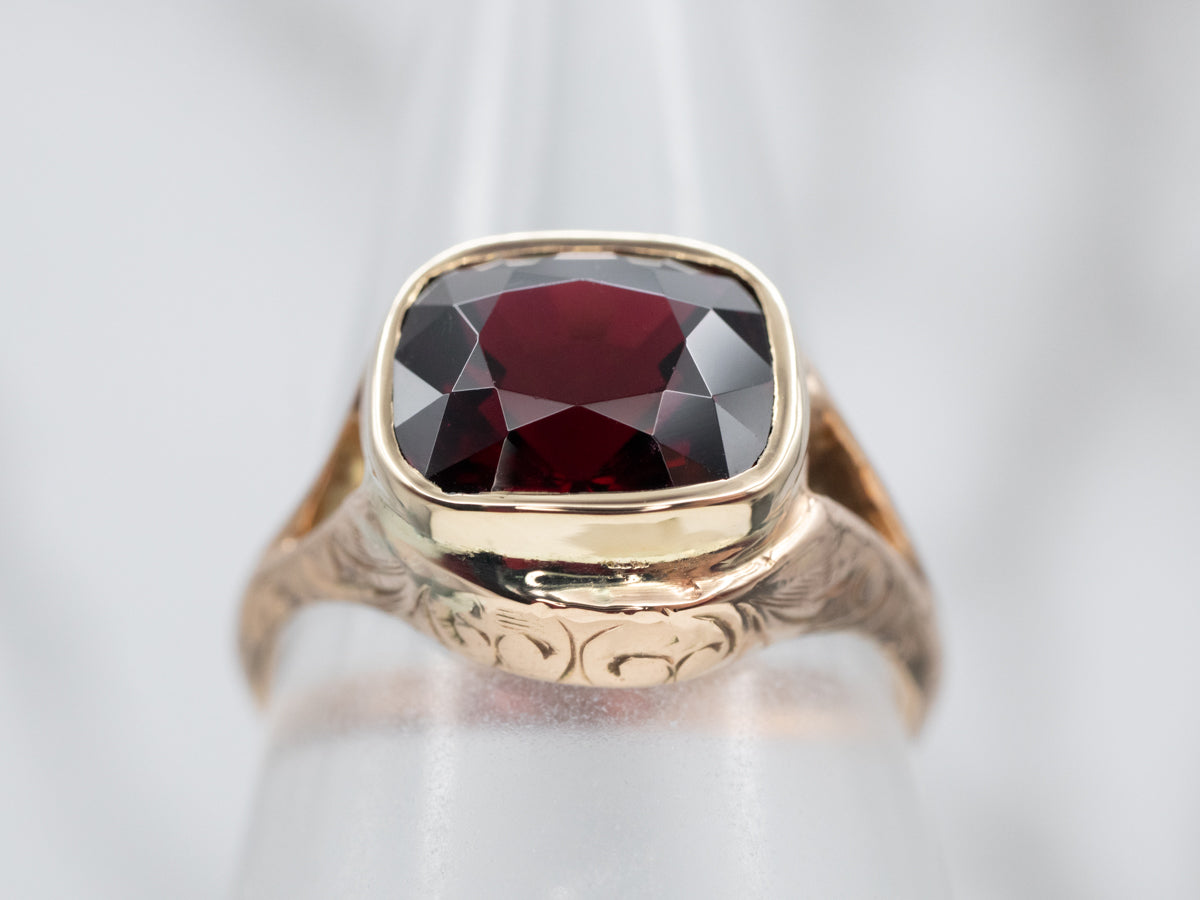 Anillo solitario de granate piropo con talla cojín