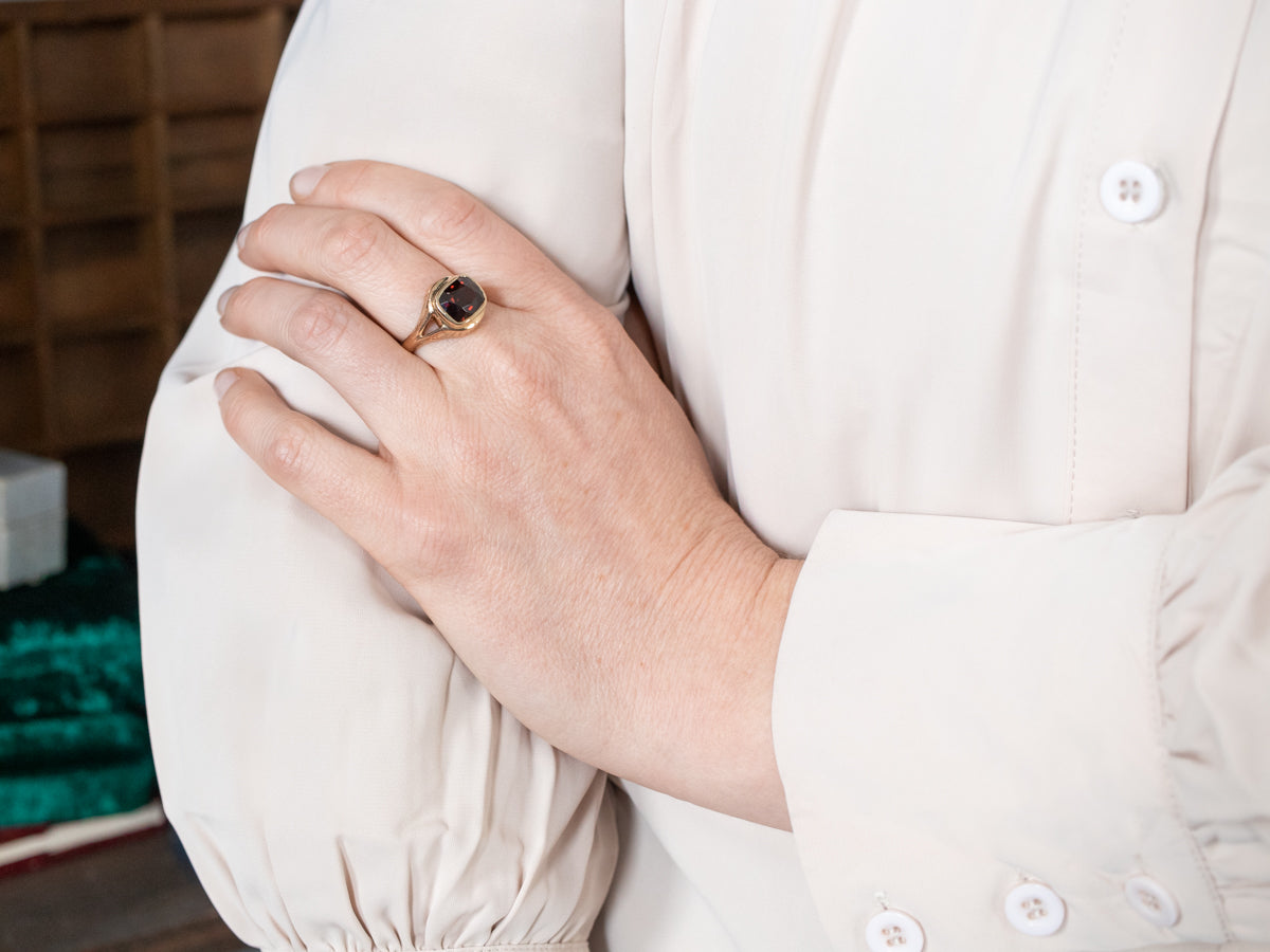 Anillo solitario de granate piropo con talla cojín