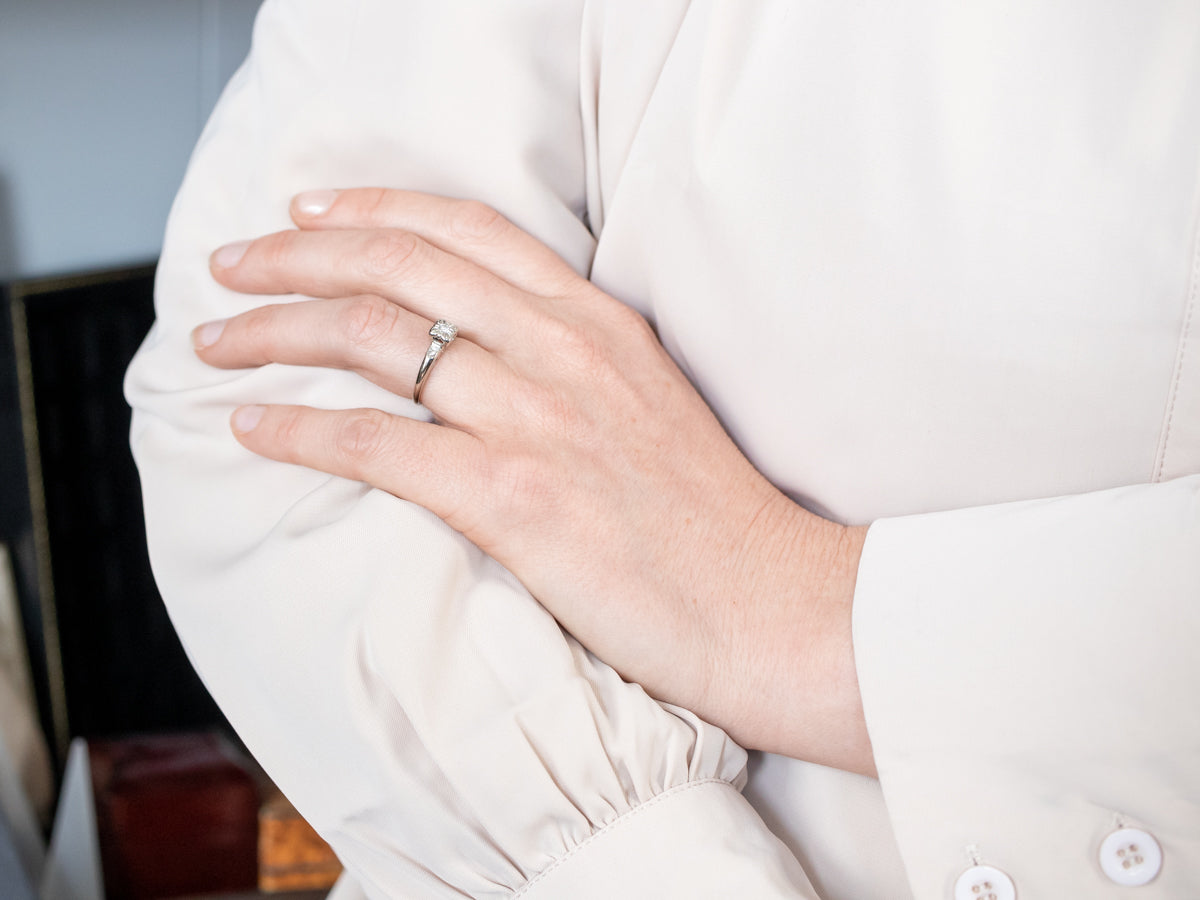 Anillo de compromiso con diamantes de estilo retro