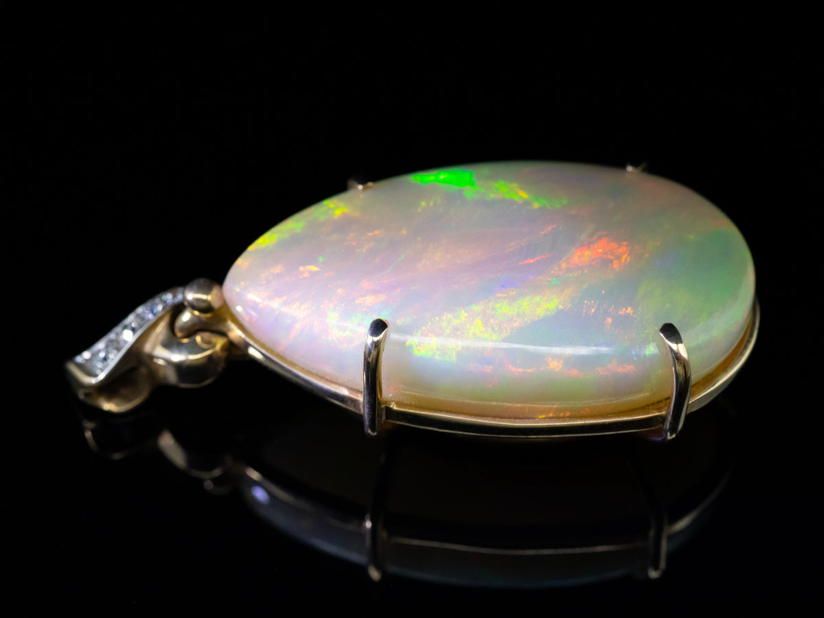 Cuarenta finos quilates: colgante de ópalo etíope único en su tipo con detalles de diamantes