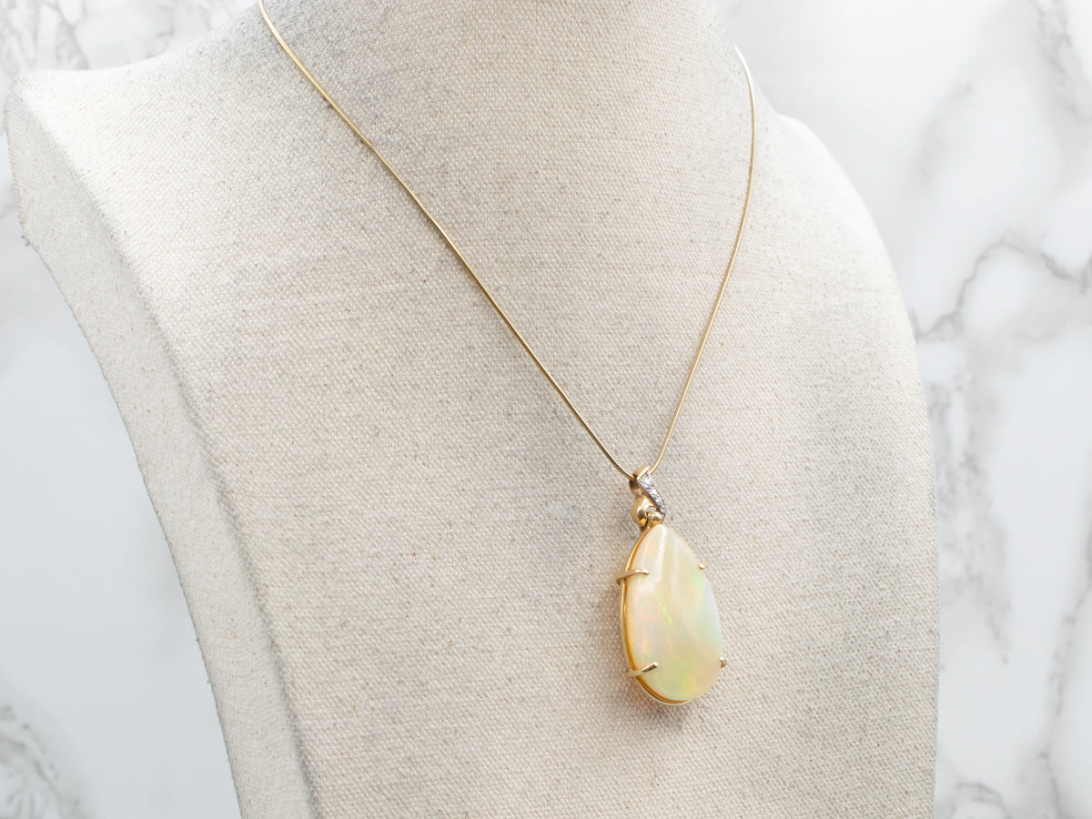 Cuarenta finos quilates: colgante de ópalo etíope único en su tipo con detalles de diamantes