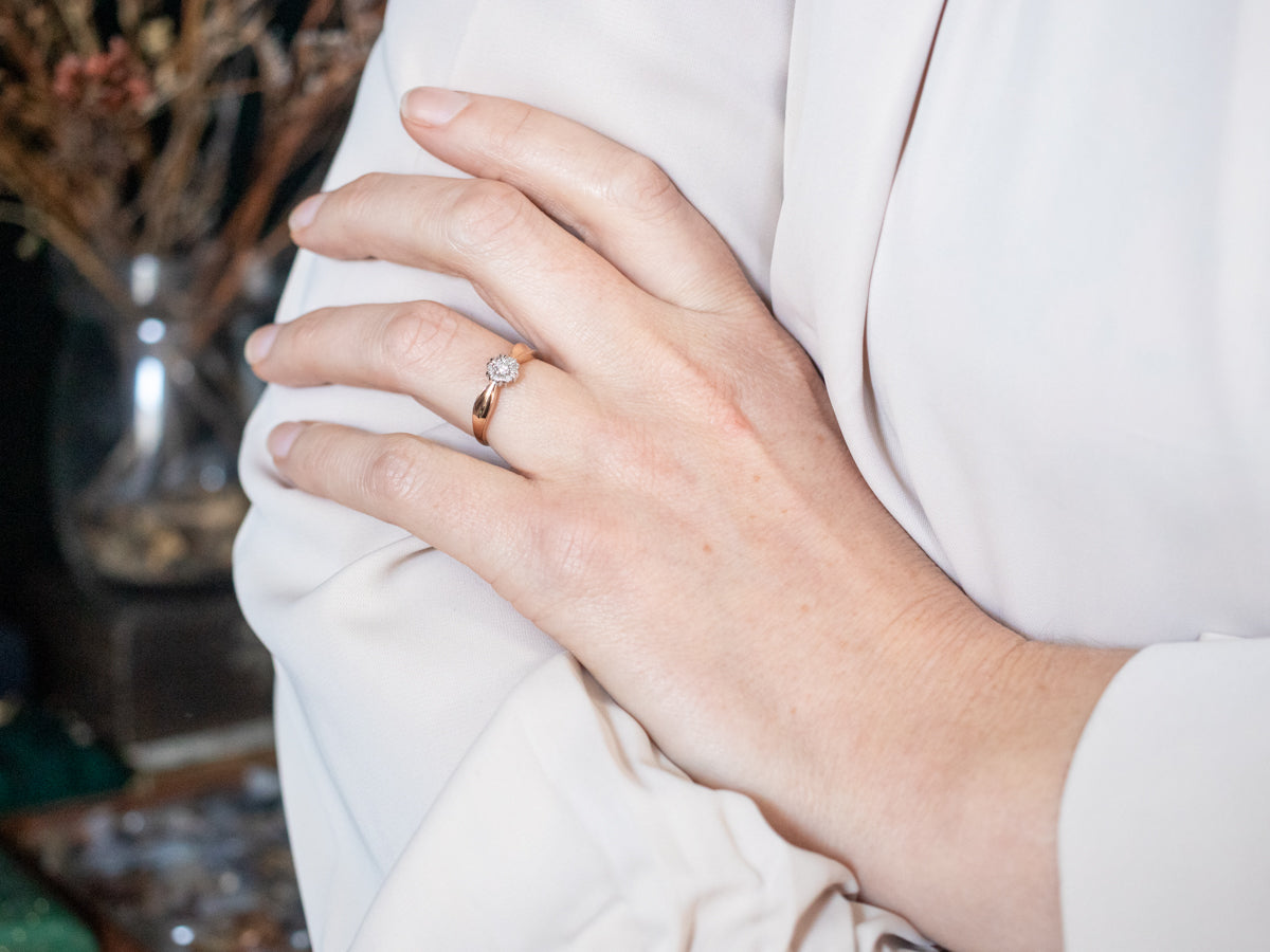 Anillo de compromiso con halo de diamantes de dos tonos