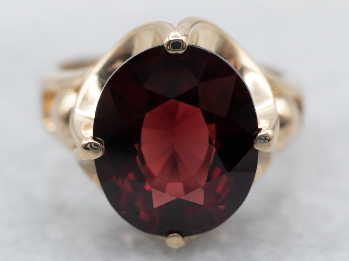 Anillo de granate de oro festoneado