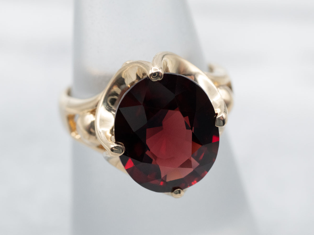 Anillo de granate de oro festoneado