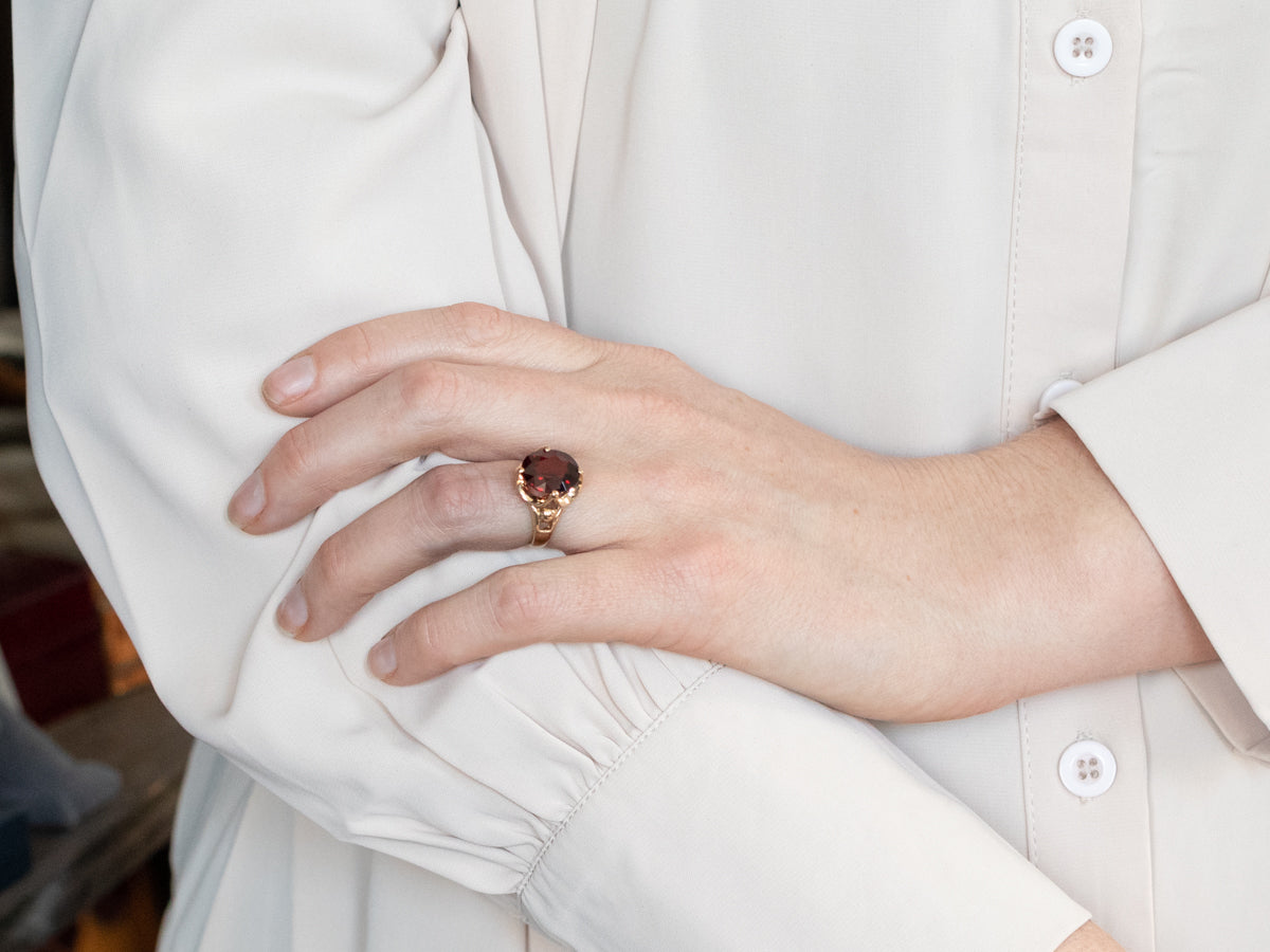 Anillo de granate de oro festoneado