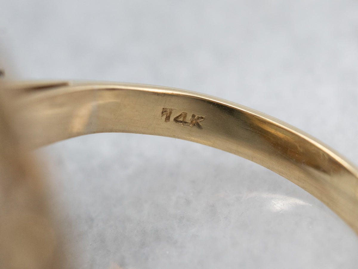 Anillo de cóctel con incrustaciones de ópalo y granate adornado