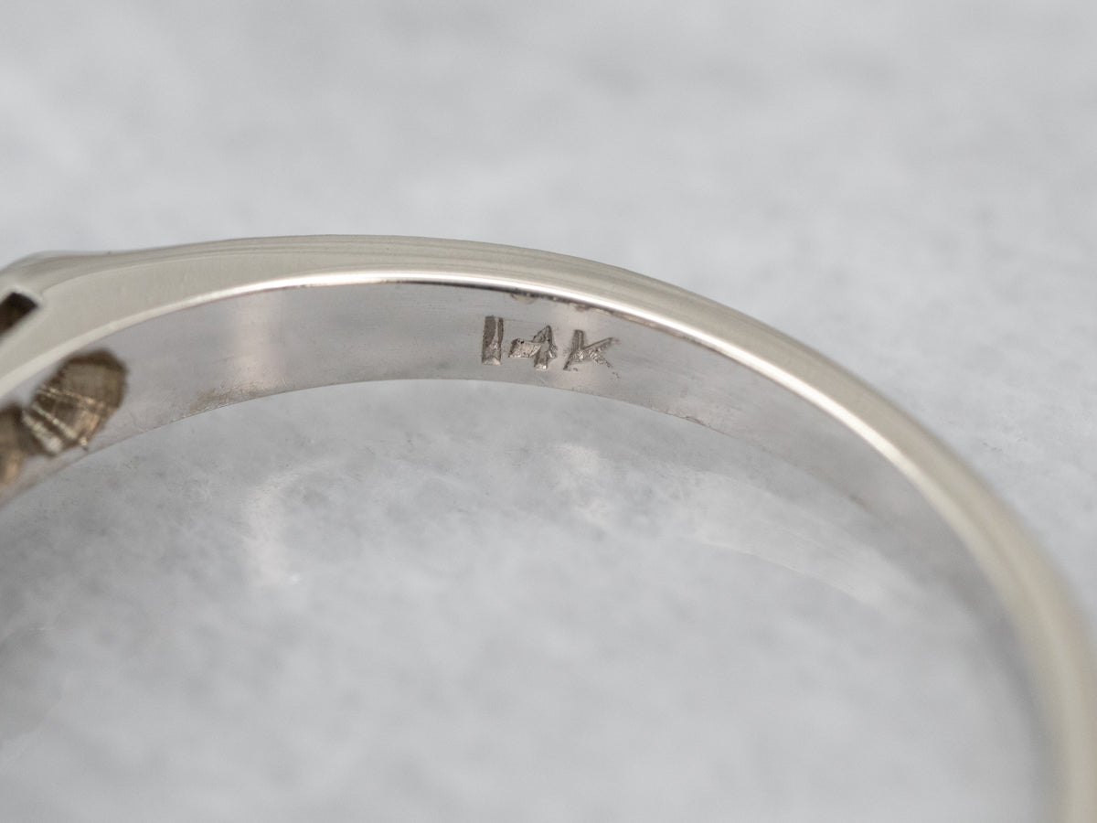 Anillo con detalles de diamantes y turmalina verde menta