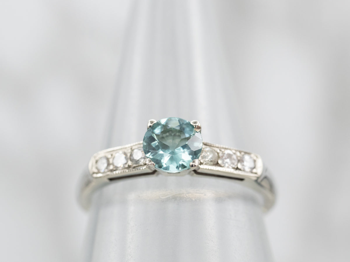 Anillo con detalles de diamantes y turmalina verde menta