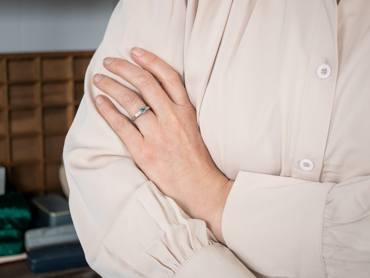 Anillo con detalles de diamantes y turmalina verde menta