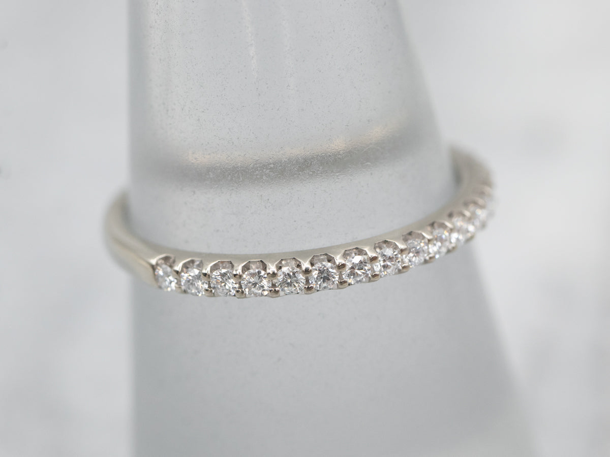 Alianza de boda con incrustaciones de diamantes