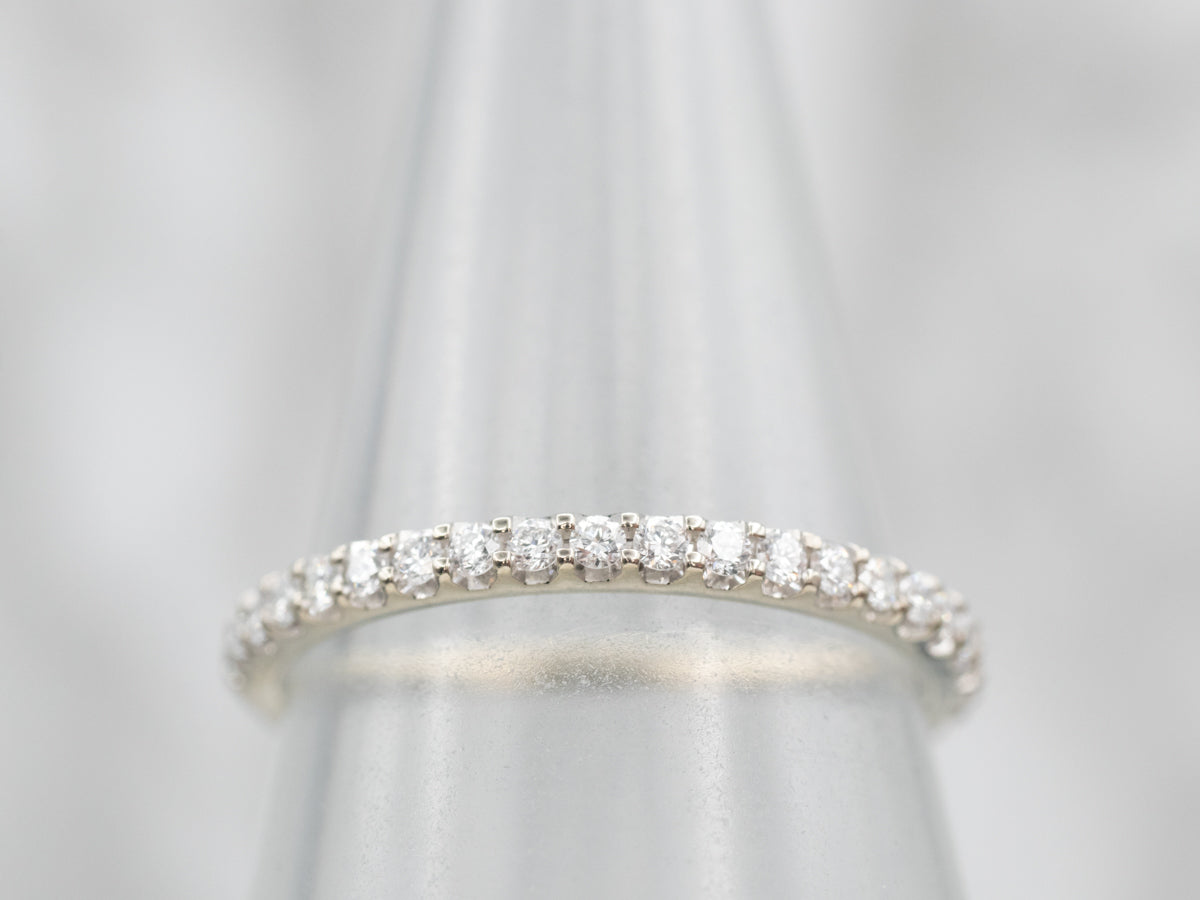 Alianza de boda con incrustaciones de diamantes