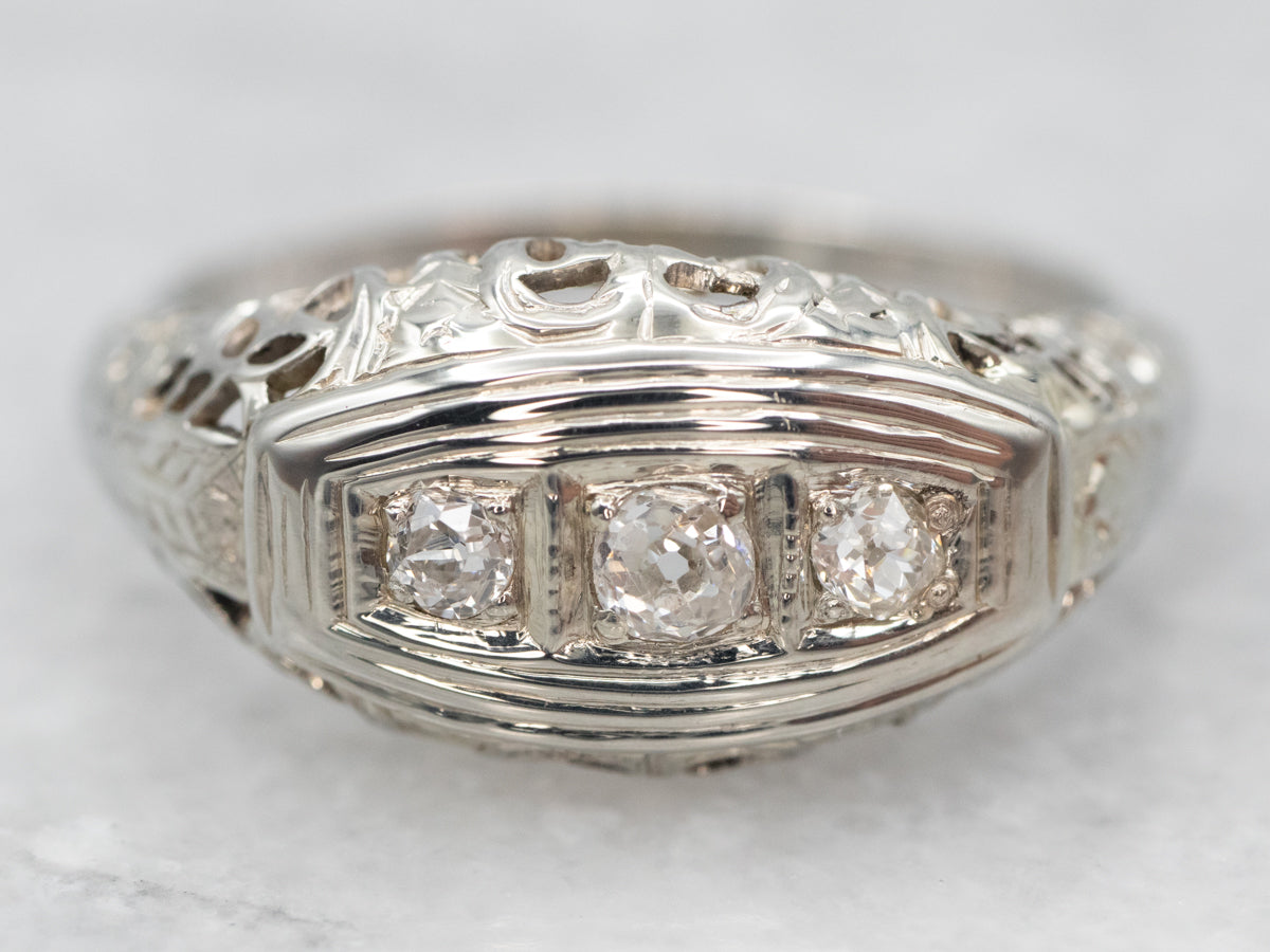 Anillo de compromiso con diamantes de talla mina bastante antiguo