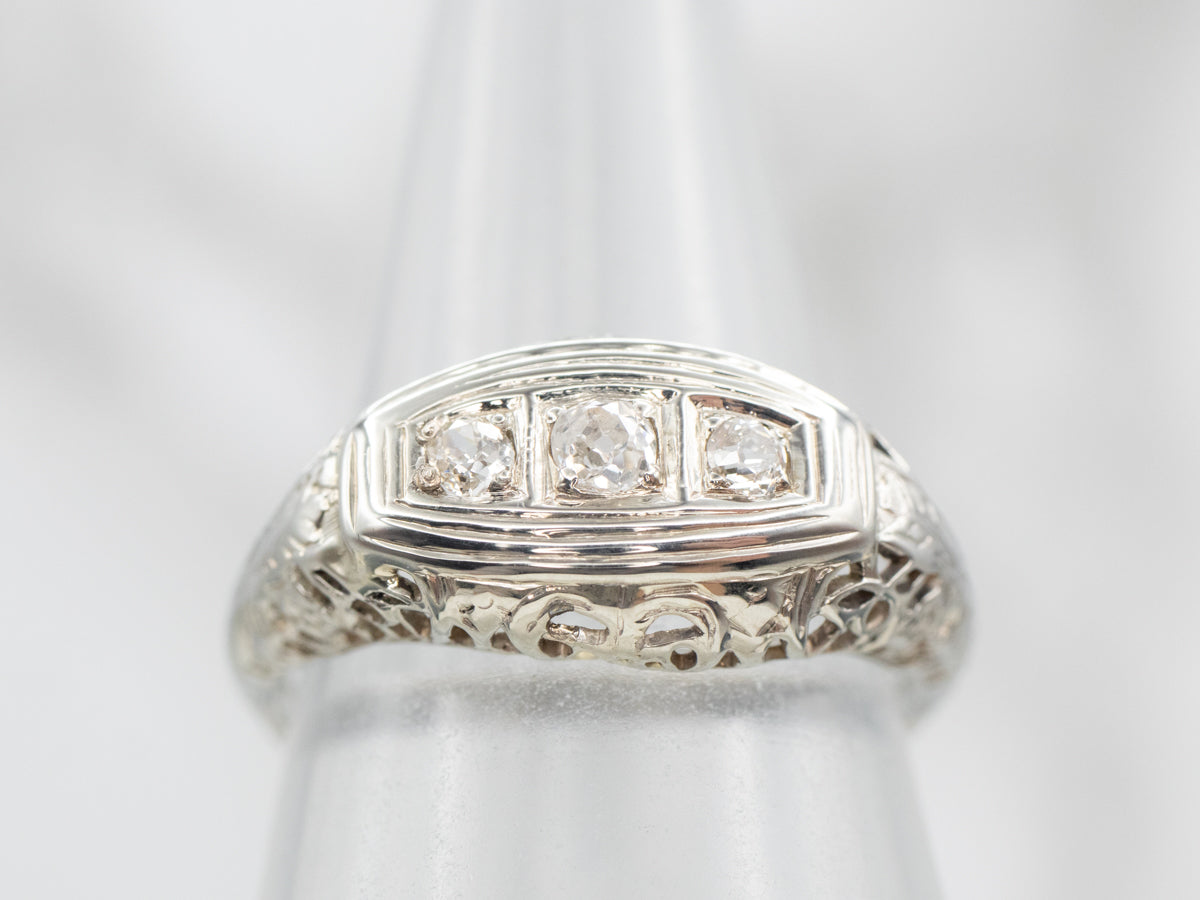 Anillo de compromiso con diamantes de talla mina bastante antiguo