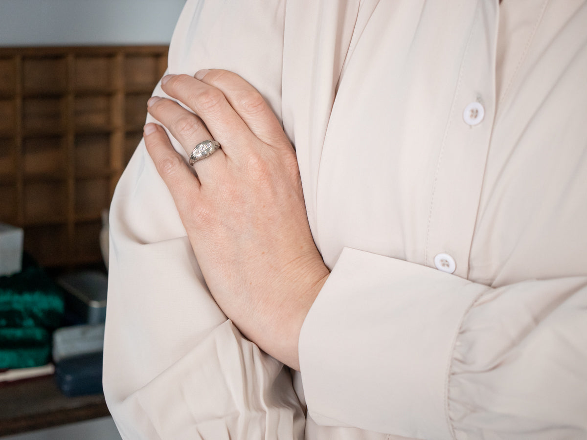 Anillo de compromiso con diamantes de talla mina bastante antiguo