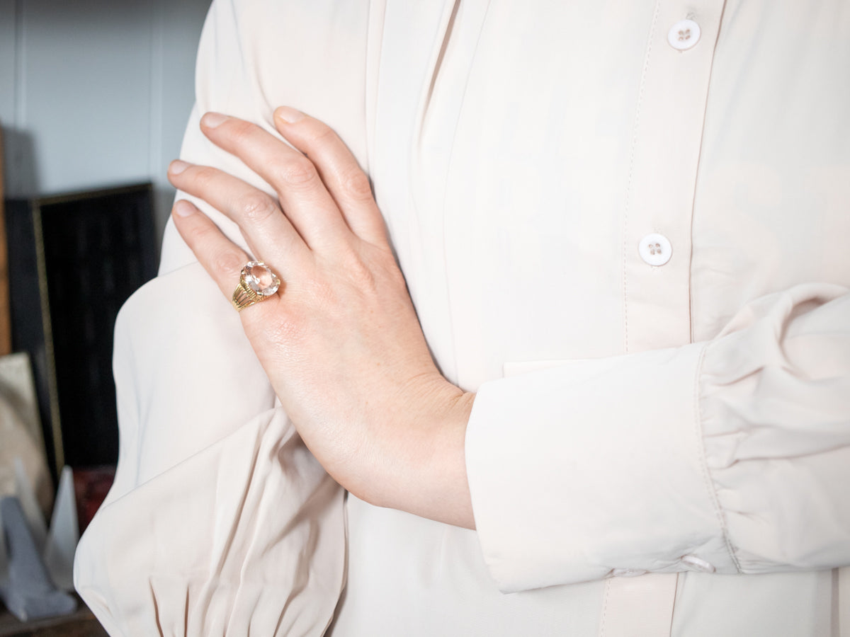 Anillo llamativo de morganita en oro de 18 quilates