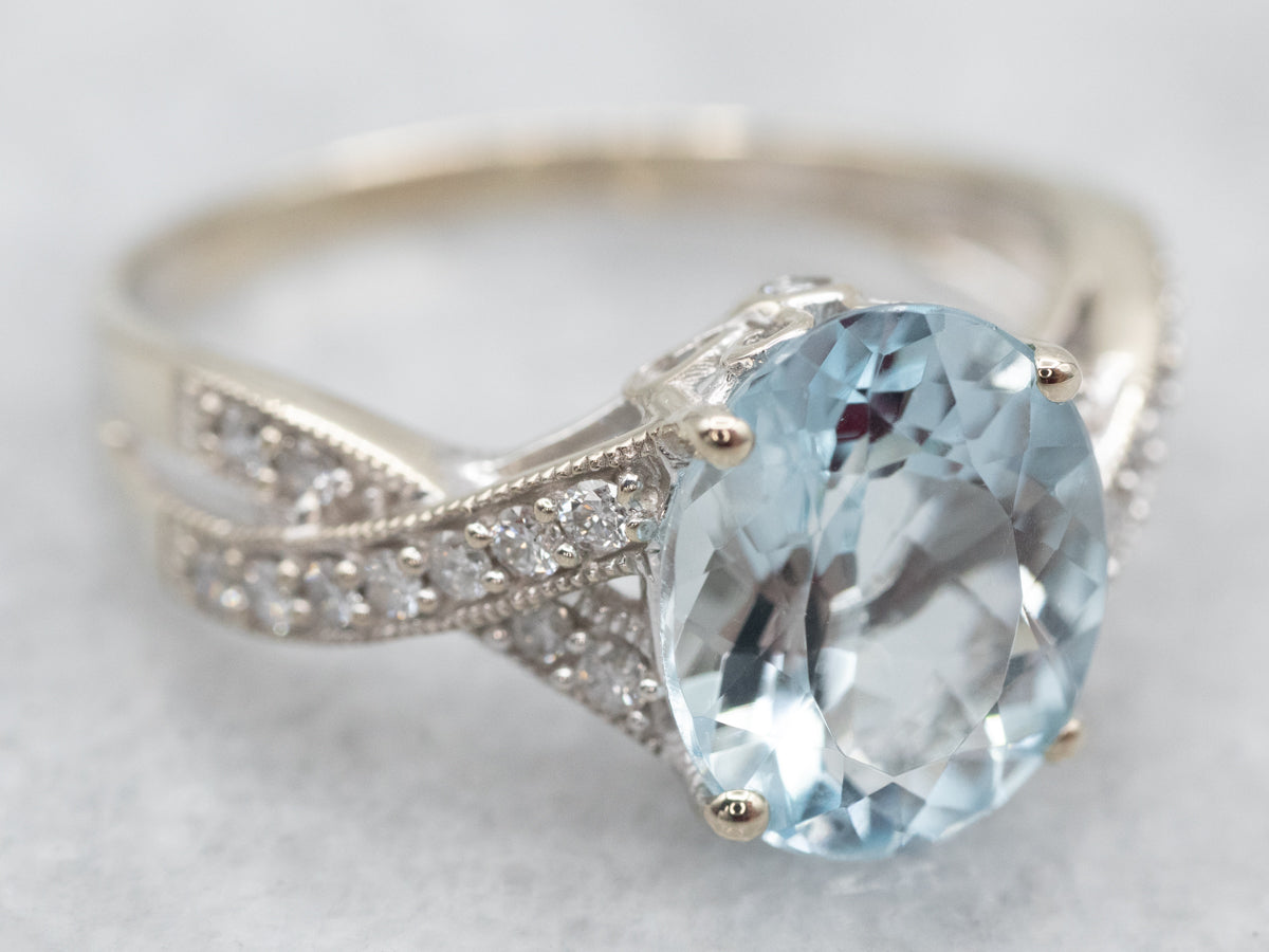 Anillo de oro blanco con aguamarina y diamantes