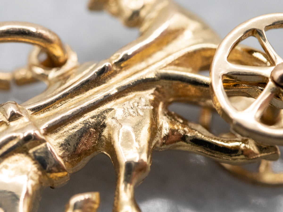 Charm dorado de corredor de caballos de Surrey