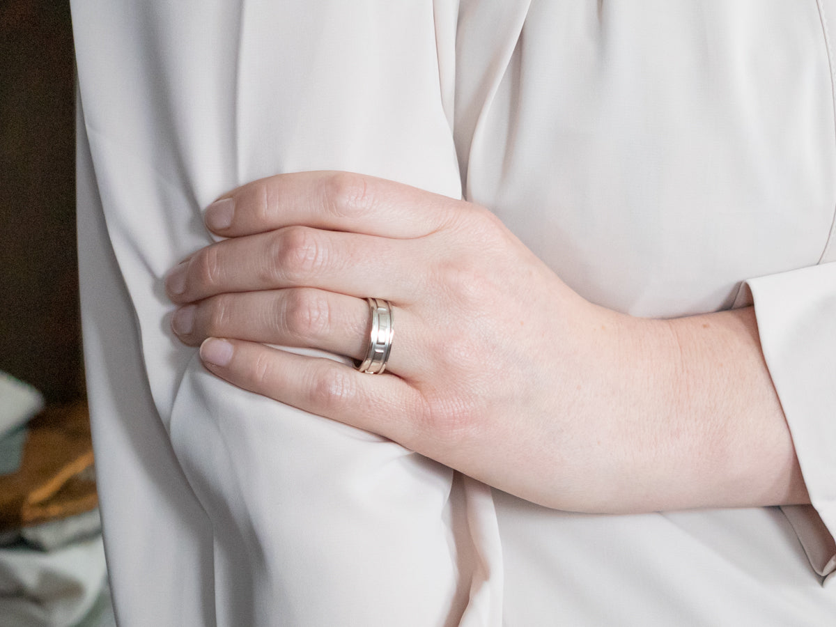 White Gold Elongated Bar Pattern Wedding Band