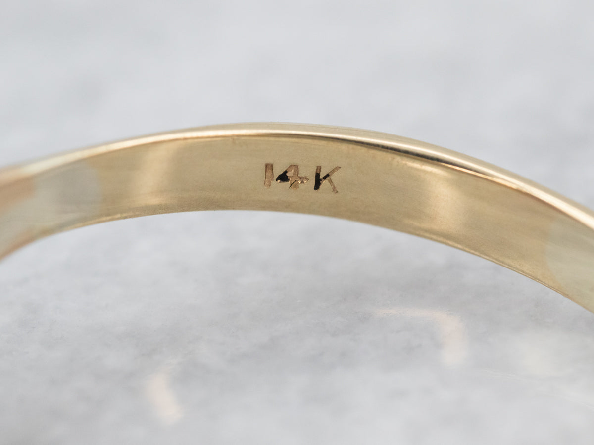 Anillo de oro amarillo brillante con granate rodolita y diamantes