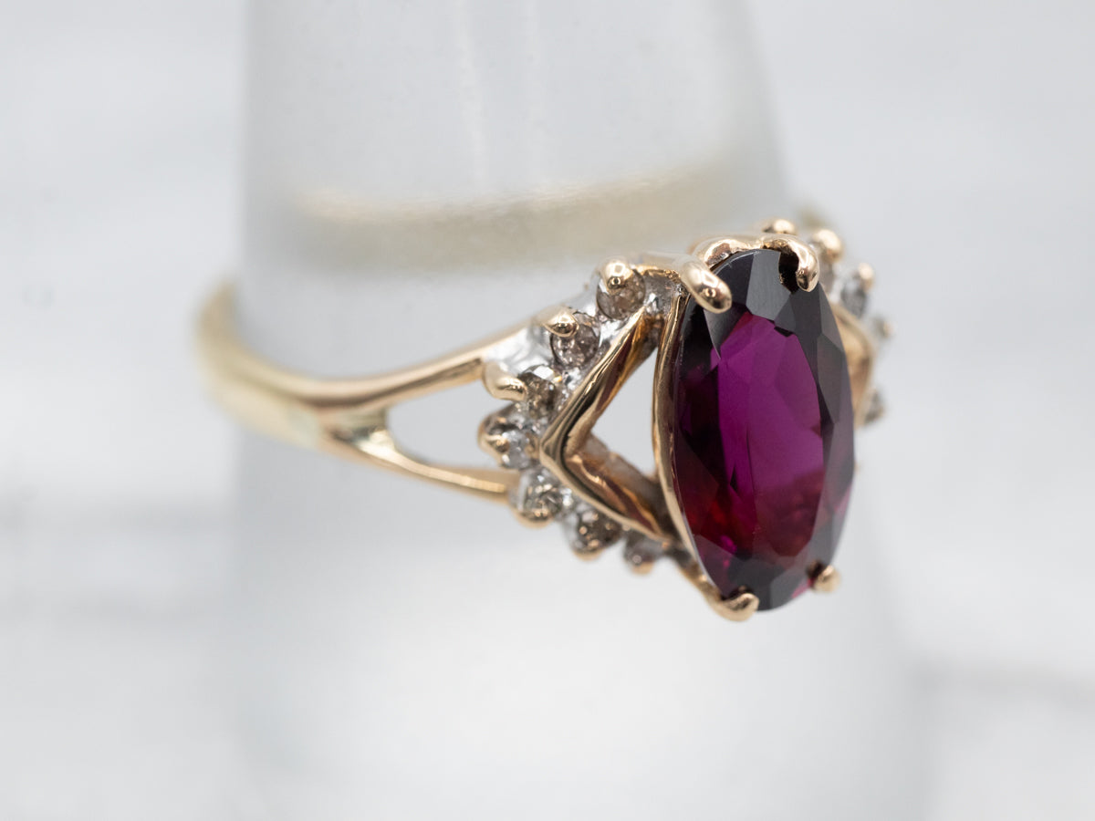 Anillo de oro amarillo brillante con granate rodolita y diamantes