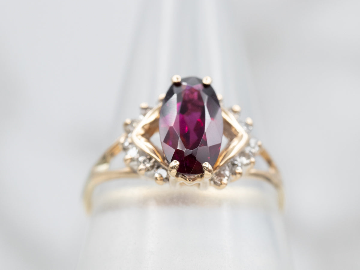 Anillo de oro amarillo brillante con granate rodolita y diamantes