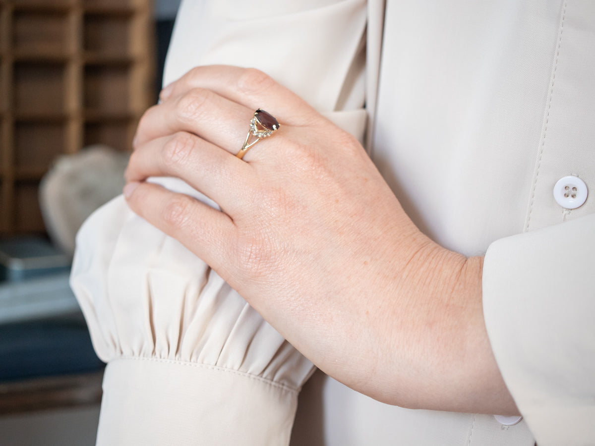 Anillo de oro amarillo brillante con granate rodolita y diamantes