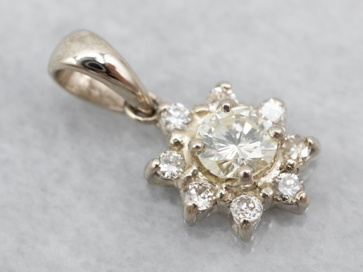 Colgante de racimo de flores de diamantes en oro blanco brillante