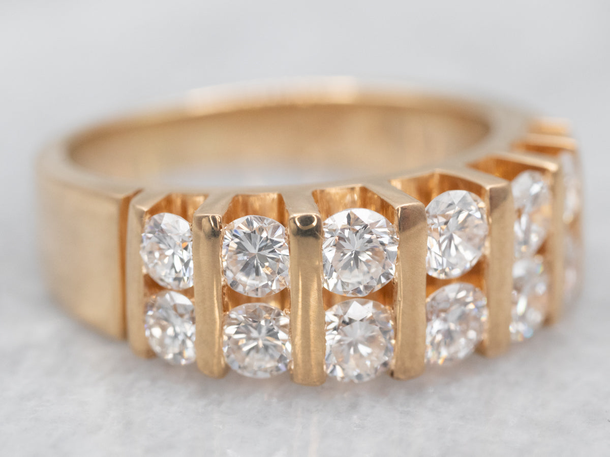 Anillo llamativo de diamantes de doble hilera de oro amarillo