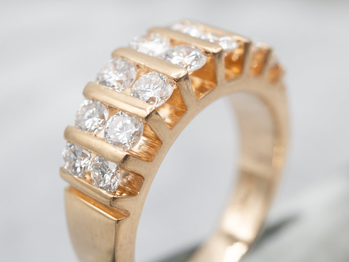 Anillo llamativo de diamantes de doble hilera de oro amarillo