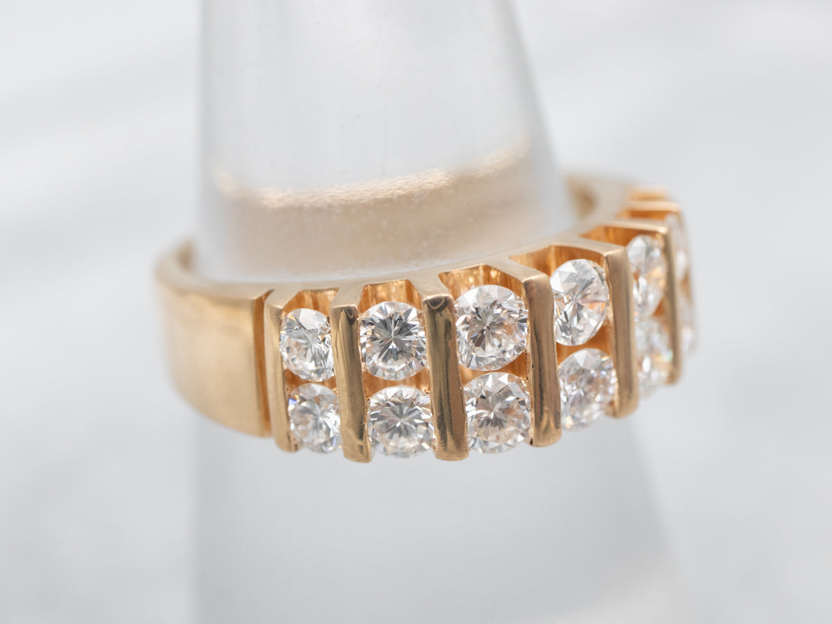 Anillo llamativo de diamantes de doble hilera de oro amarillo