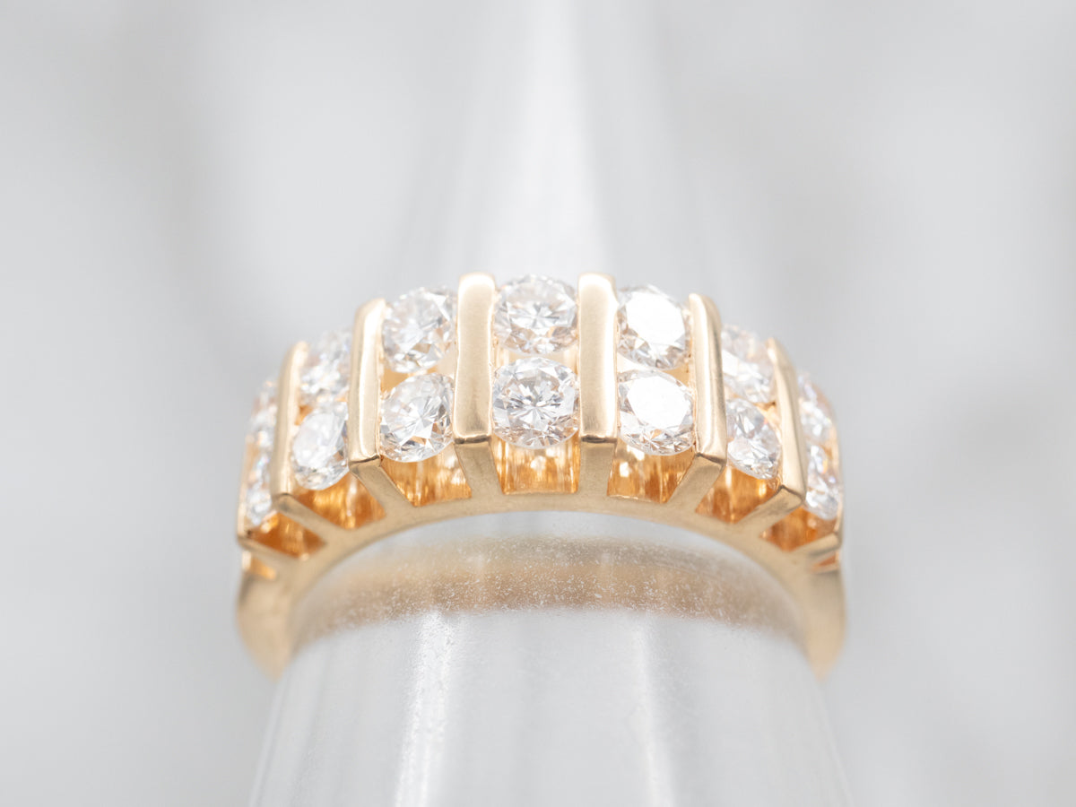 Anillo llamativo de diamantes de doble hilera de oro amarillo
