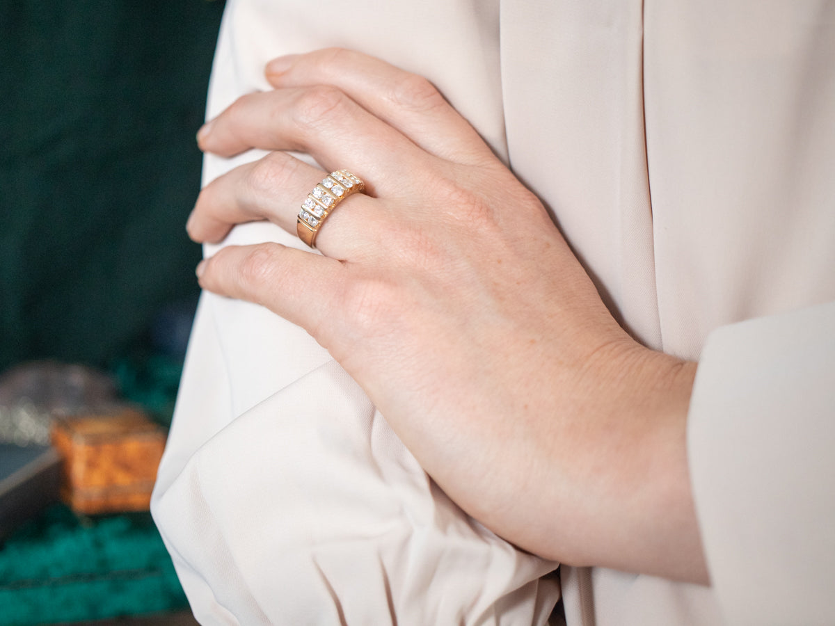 Anillo llamativo de diamantes de doble hilera de oro amarillo