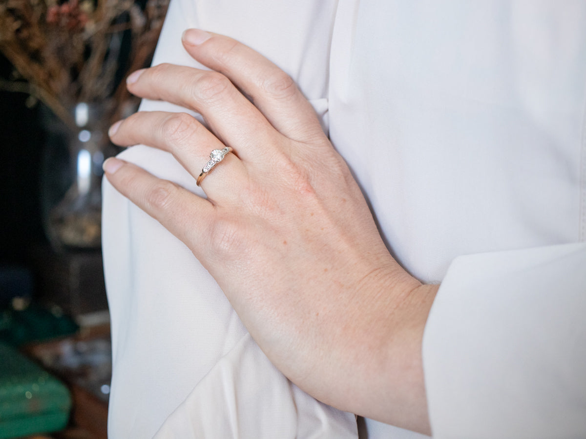 Anillo de compromiso de diamantes con engaste de bisel Retro Era