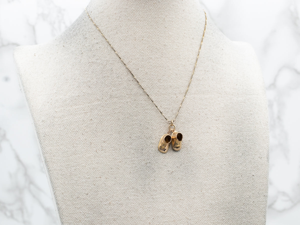 Charm de patucos de bebé dorado vintage